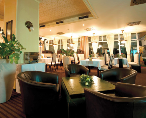 Elegantná reštaurácia hotela s výhľadom na Dunaj