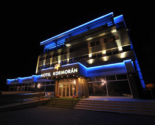 Hotel Kormorán - pohľad na budovu z brehu Dunaja