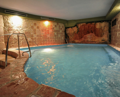 Záhrada a terasa hotela pri západe slnka