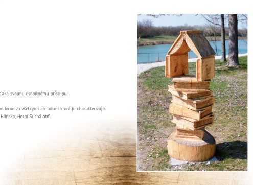 Drevená plastika v parku